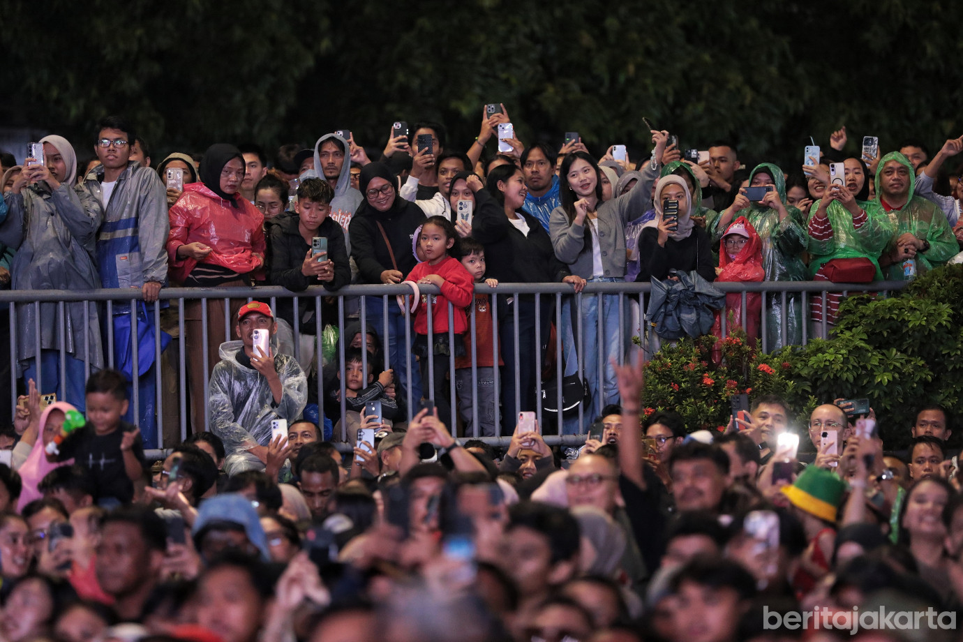 3.Sambut Tahun Baru 2026, Warga Nikmati Pertunjukan Musik.jpg