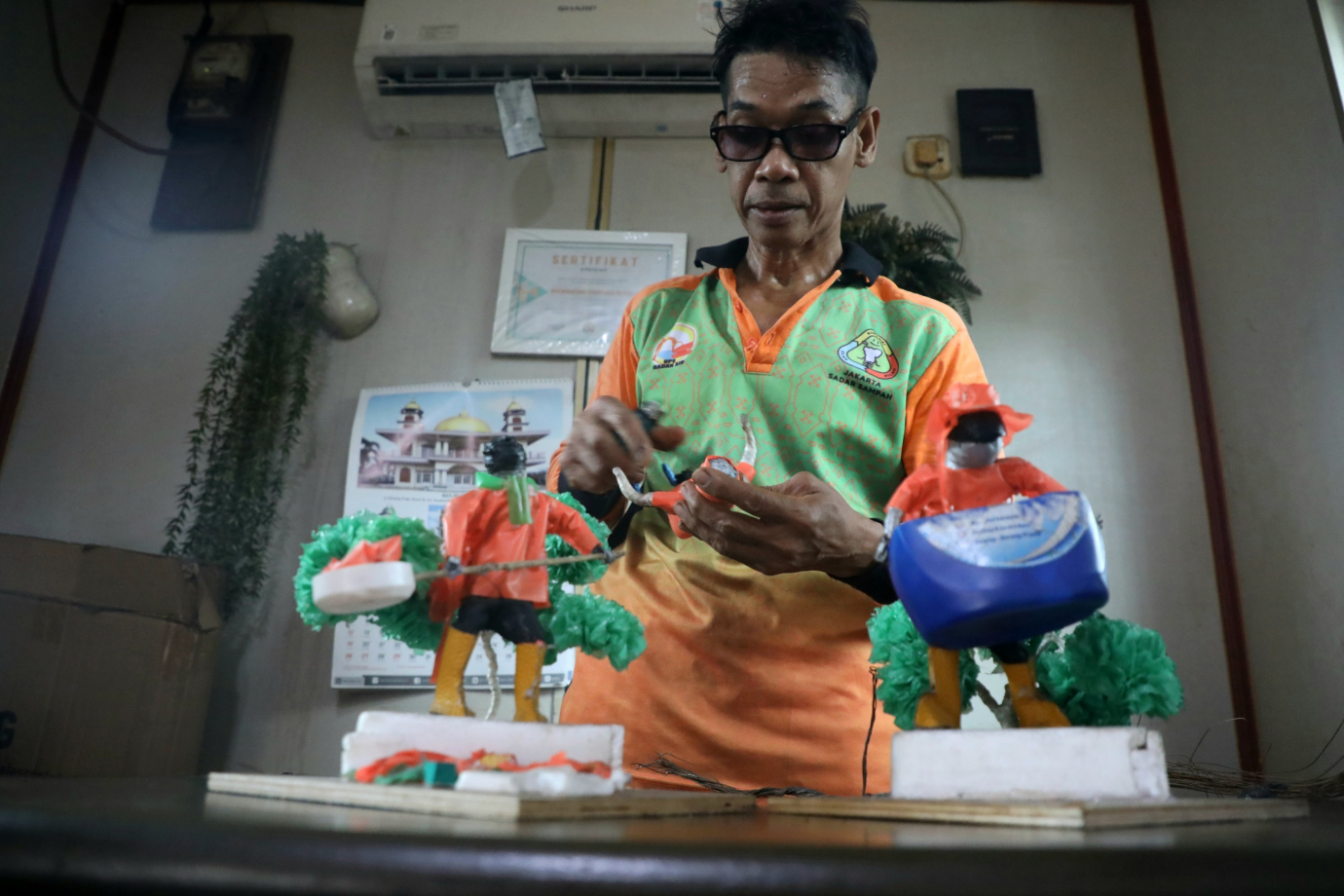 1 Petugas UPS BA Ubah Limbah Sampah Menjadi Miniatur Petugas UPS BA_1.jpg