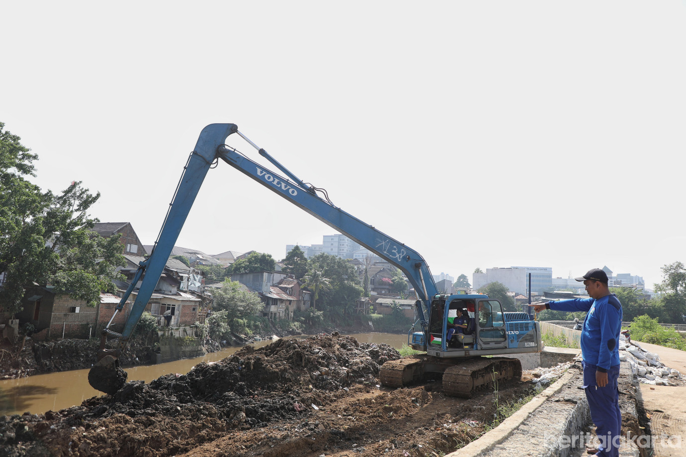 1.Sudin SDA Jakarta Selatan Keruk Kali Ciliwung Segmen Rawajati.jpg