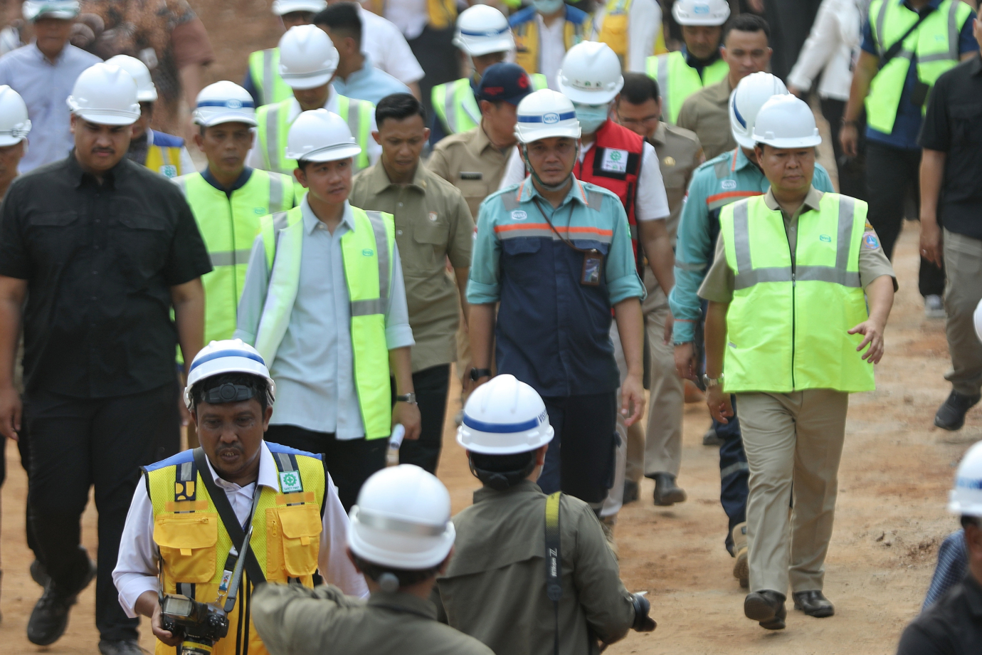 3.Pj Gubernur Bersama Wapres Tinjau Pembangunan Cibubur Youth Elite Sport Center.jpg