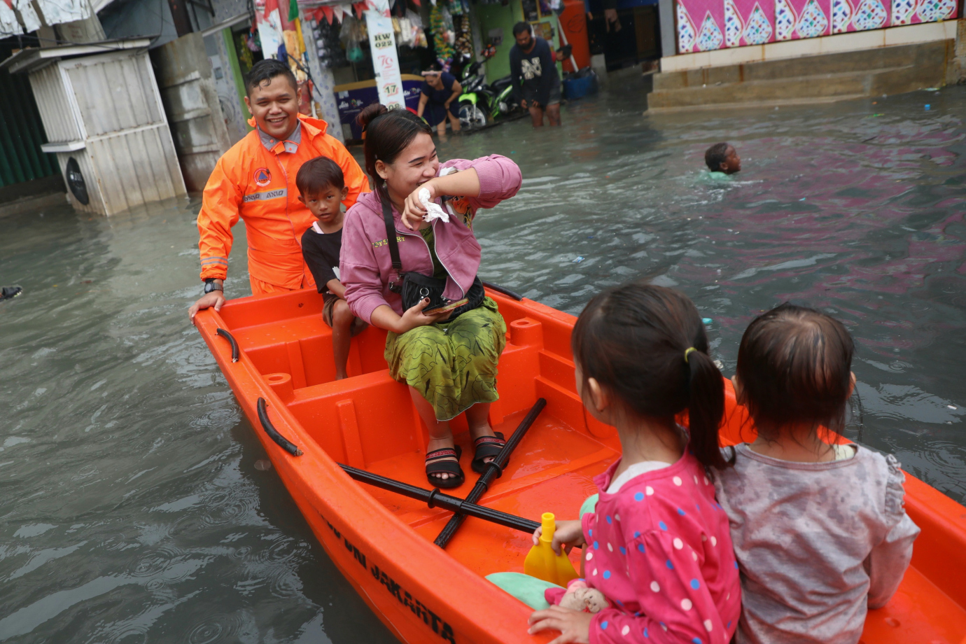 4 BPBD bantu warga Terdampak banjir rob_4.jpg