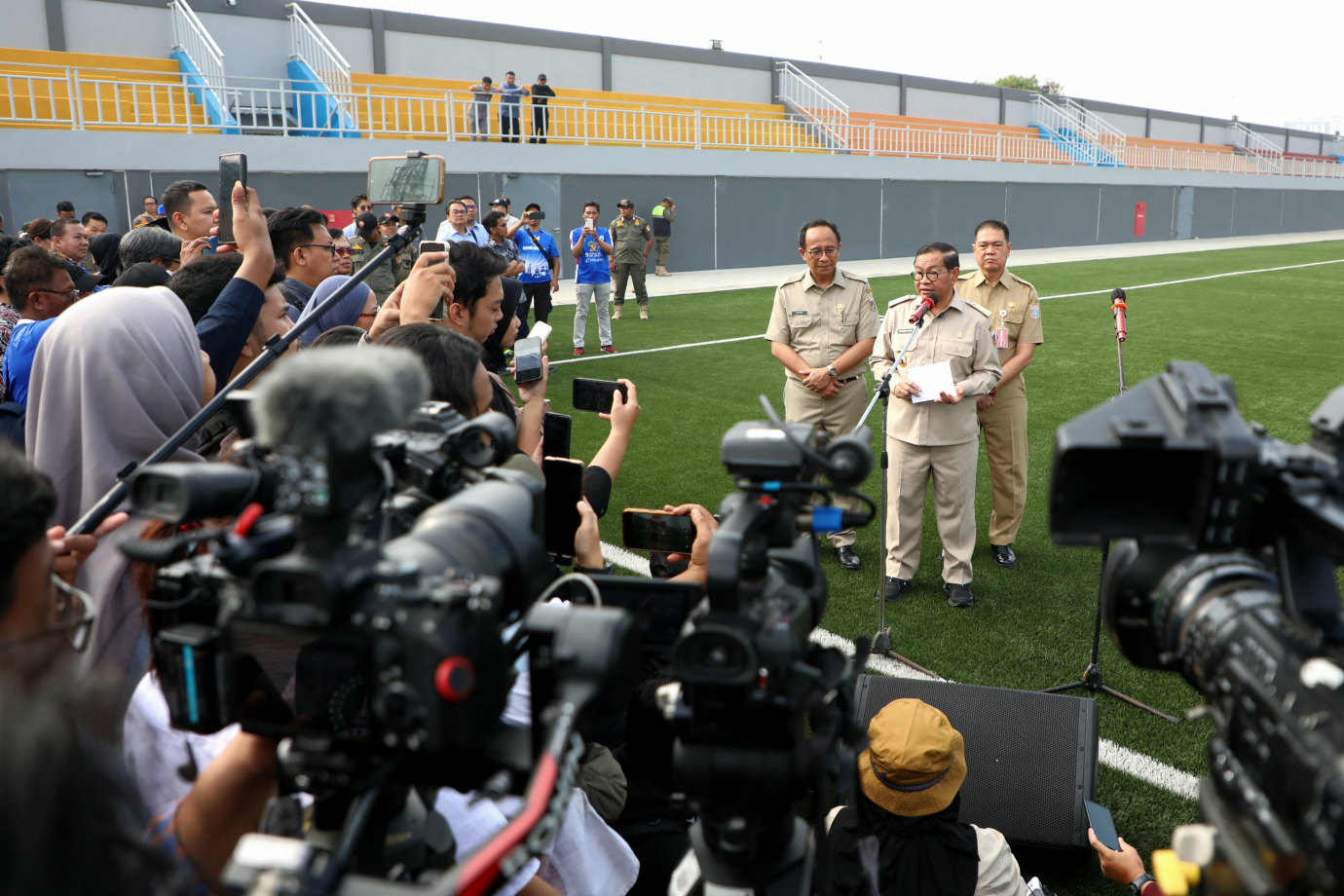 6 Gubernur Pramono Tinjau Stadion Tugu_5.jpg