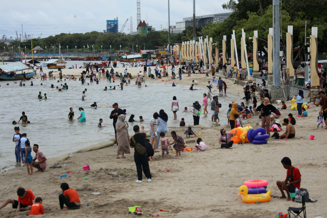 7 Ribuan Pengunjung padati Pantai Ancol Taman Impian_8.jpg