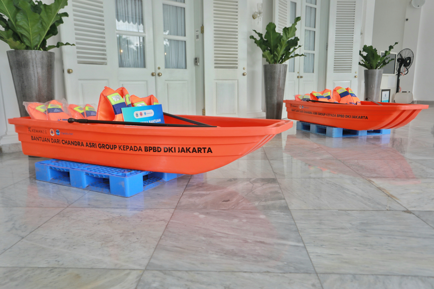 3 gub terima bantuan perahu.jpg
