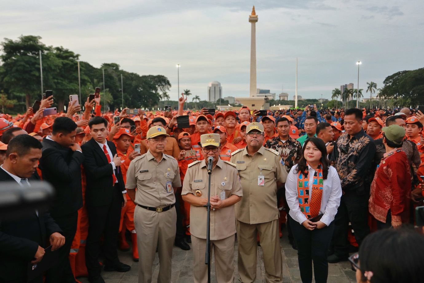 9-gub apel perdana.jpg