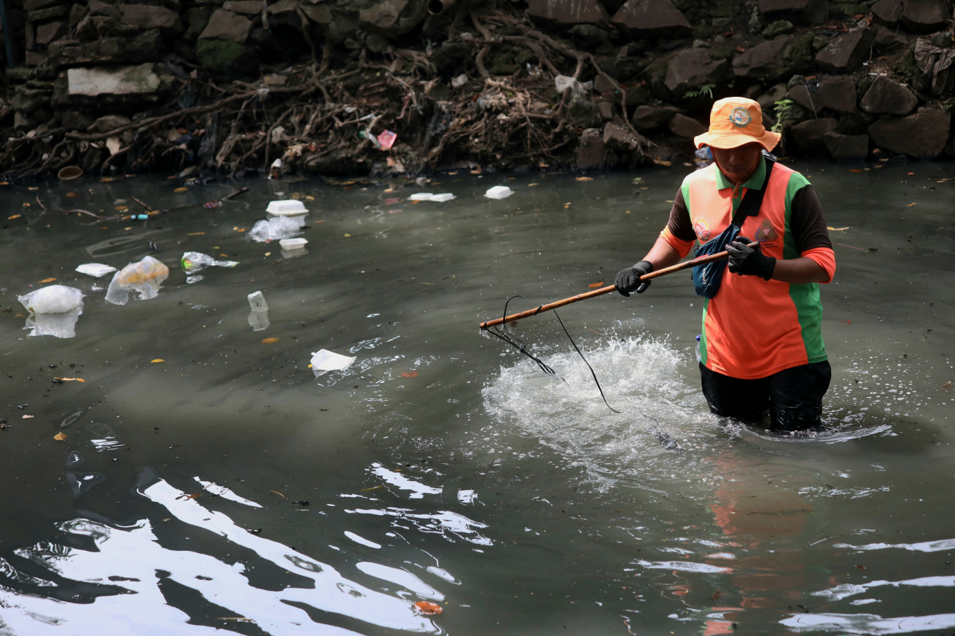 2 UPS BA Duren Sawit Bersihkan Sampah Kali Pertukangan_2.jpg