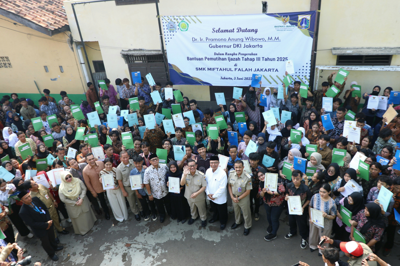 6 Gubernur Serahkan Bantuan Pemutihan Ijazah Tahap III_6.jpg