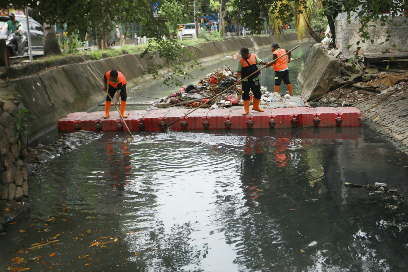 1 UPS BA Cakung Bersihkan Kali Malang_1.jpg