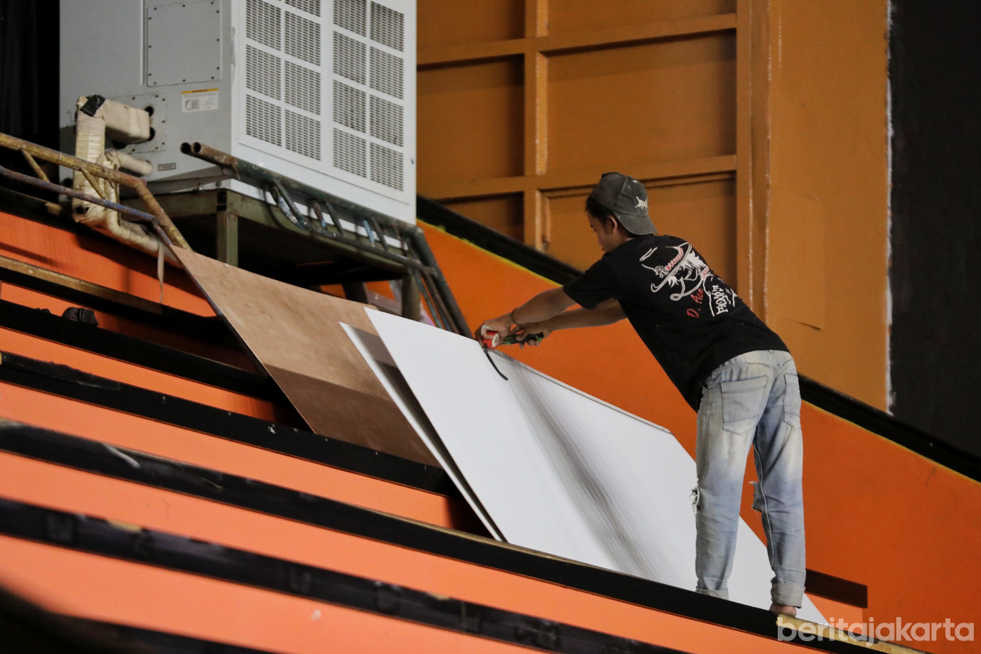 6.Kadispora Tinjau Kesiapan GOR Otista Sambut POPNAS.jpg