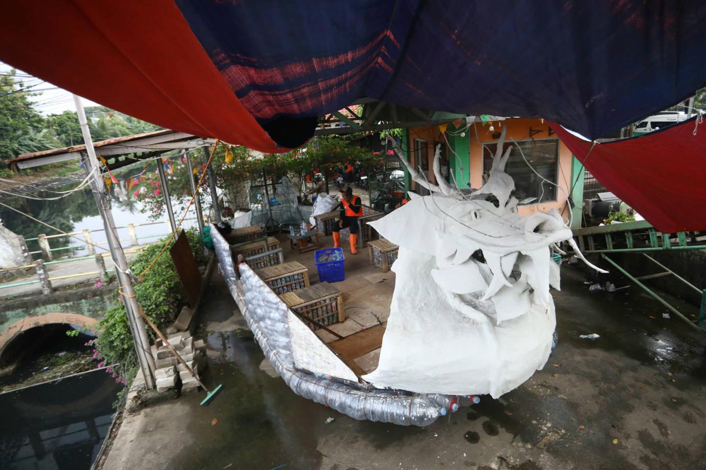 6Kreasi Perahu Naga dari Botol Bekas_6.jpg