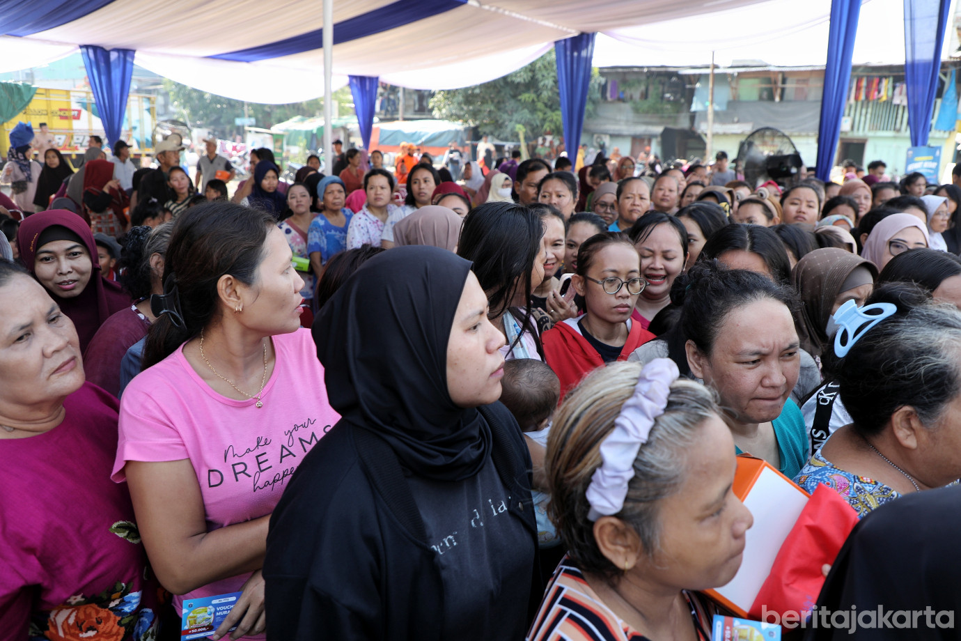 8.Rano Gratiskan 2.000 Paket Sembako di Bazar Hemat PAM Jaya.jpg