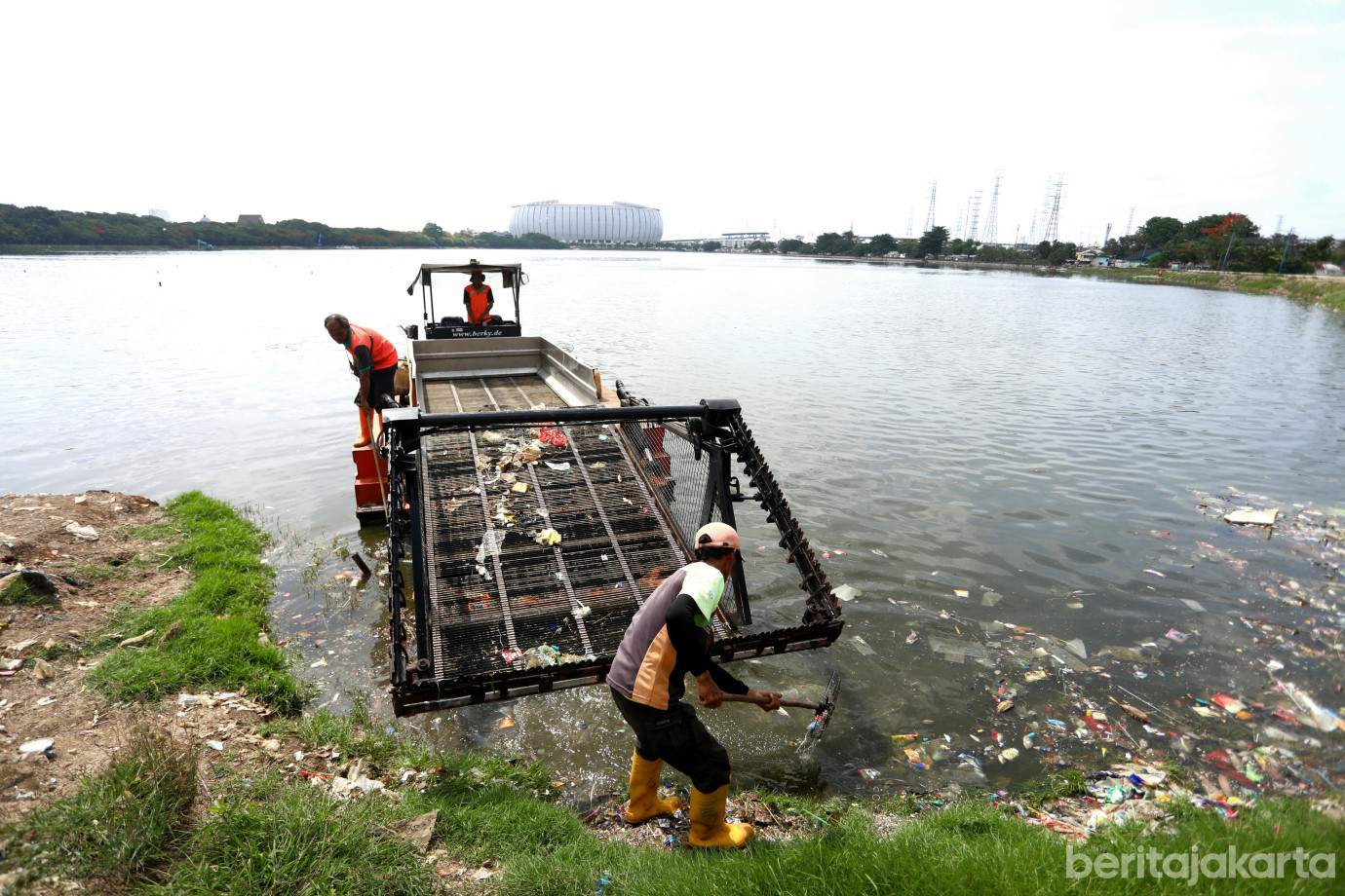 6 Petugas UPS BA Tanjung Priok Angkut Hingga 9 Kubik Sampah dari Waduk Cincin_6.jpg