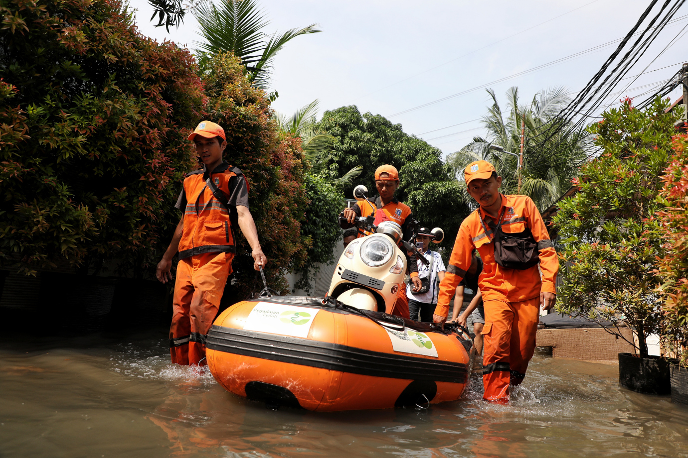 3.PPSU Duren Tiga Bantu Mobilitas Warga Terdampak Genangan.jpg