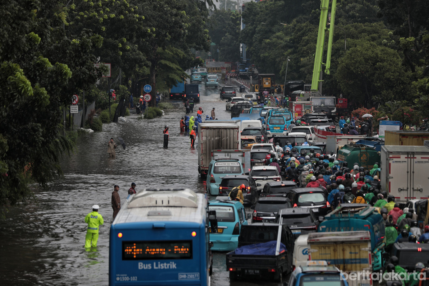 1.Petugas Gabungan Atasi Genangan Jalan DI Panjaitan__.jpg