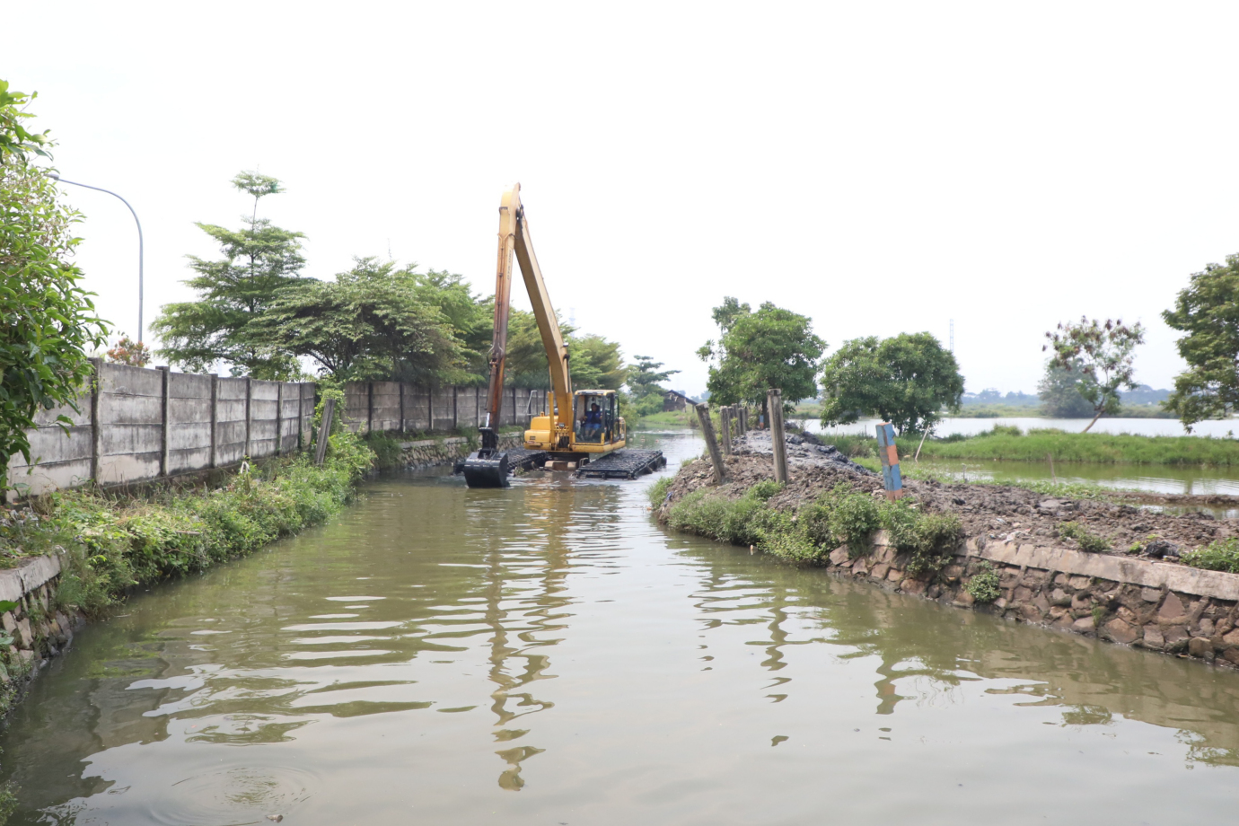 6 Sudin SDA Jakarta Utara Keruk Kali Bogor_6.jpg