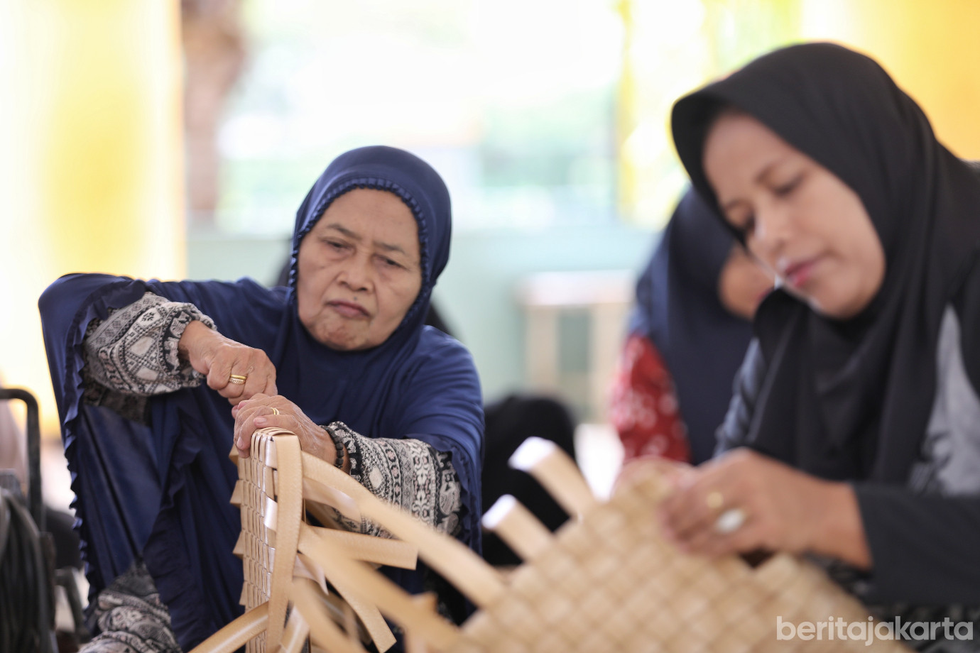 6.Warga Rusun KM 2 Cakung Barat Ikuti Pelatihan Kerajinan Menganyam (1).jpg