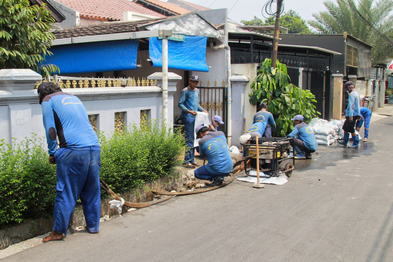 Sudin SDA Jakbar Perbaiki Saluran di Jalan KH Aja (6).jpg