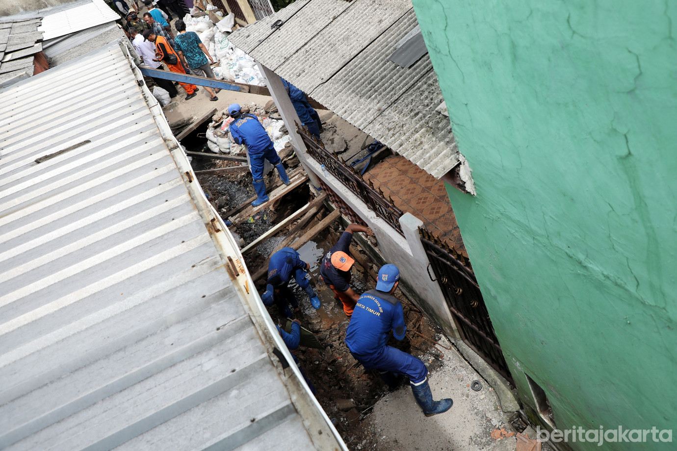 1.Pemkot Jaktim Kebut Perbaikan Saluran Longsor di Makasar.jpg
