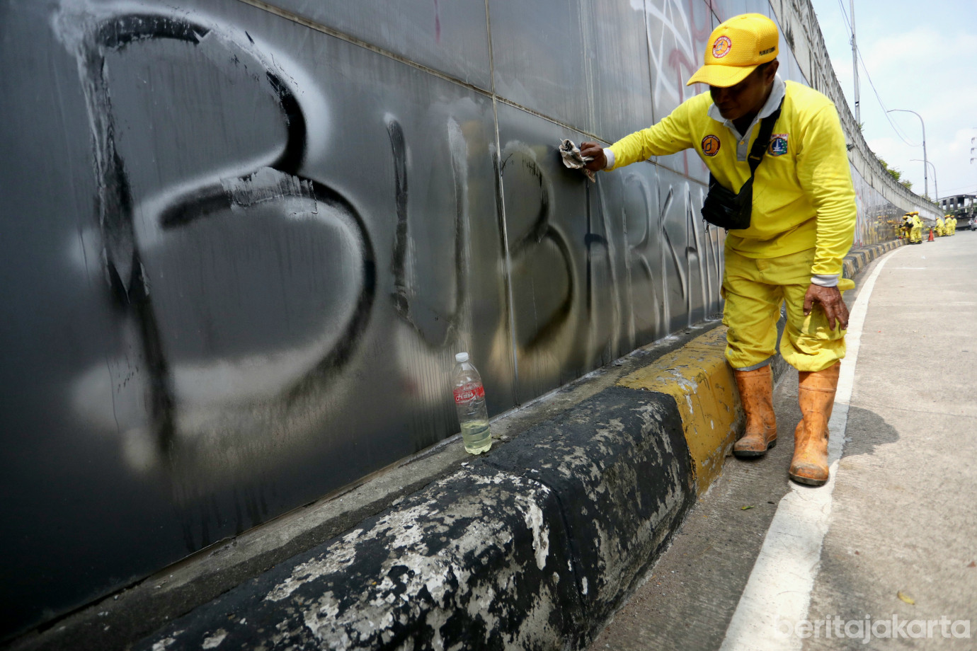2 Sudin Bina Marga Jakarta Pusat Bersihkan Coretan Vandalisme_2.jpg