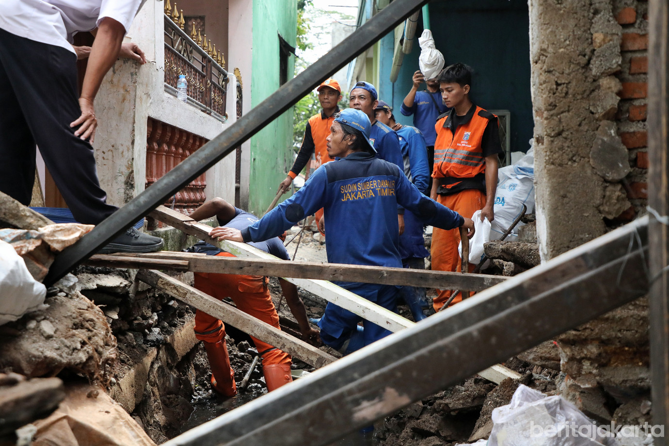 2.Pemkot Jaktim Kebut Perbaikan Saluran Longsor di Makasar.jpg