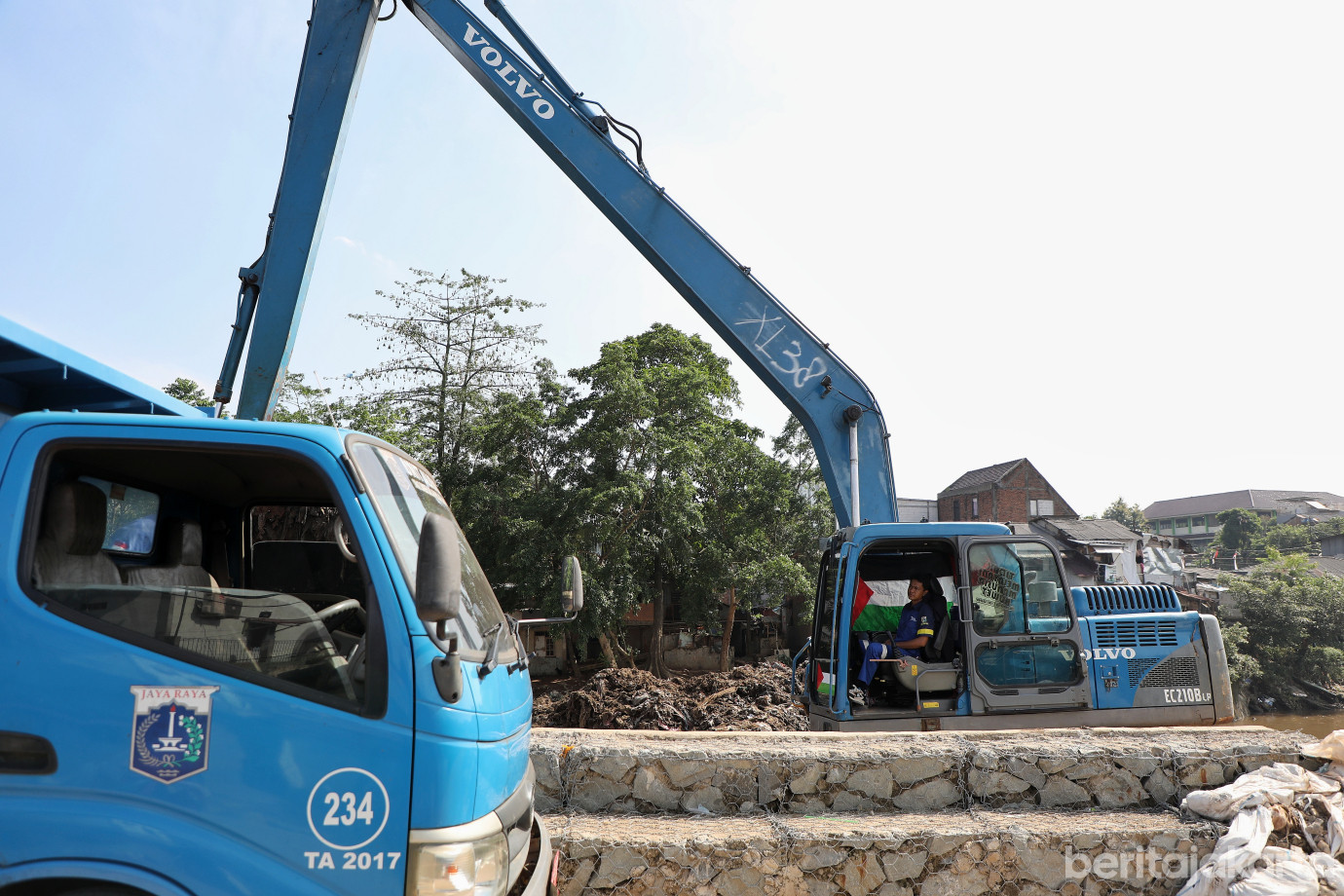 2.Sudin SDA Jakarta Selatan Keruk Kali Ciliwung Segmen Rawajati.jpg