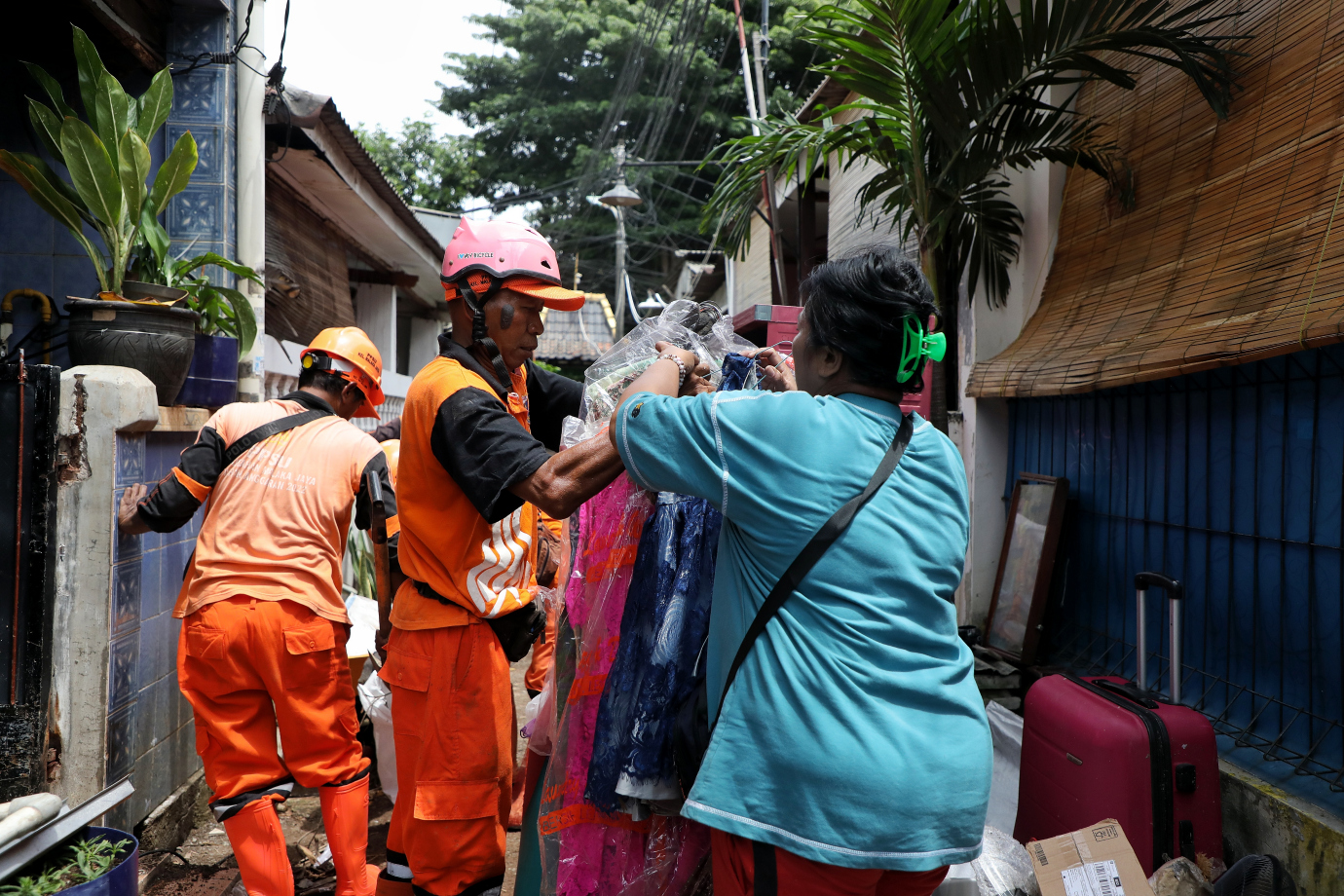4.Penanganan Rumah Ambruk di Kelurahan Malaka Jaya.jpg