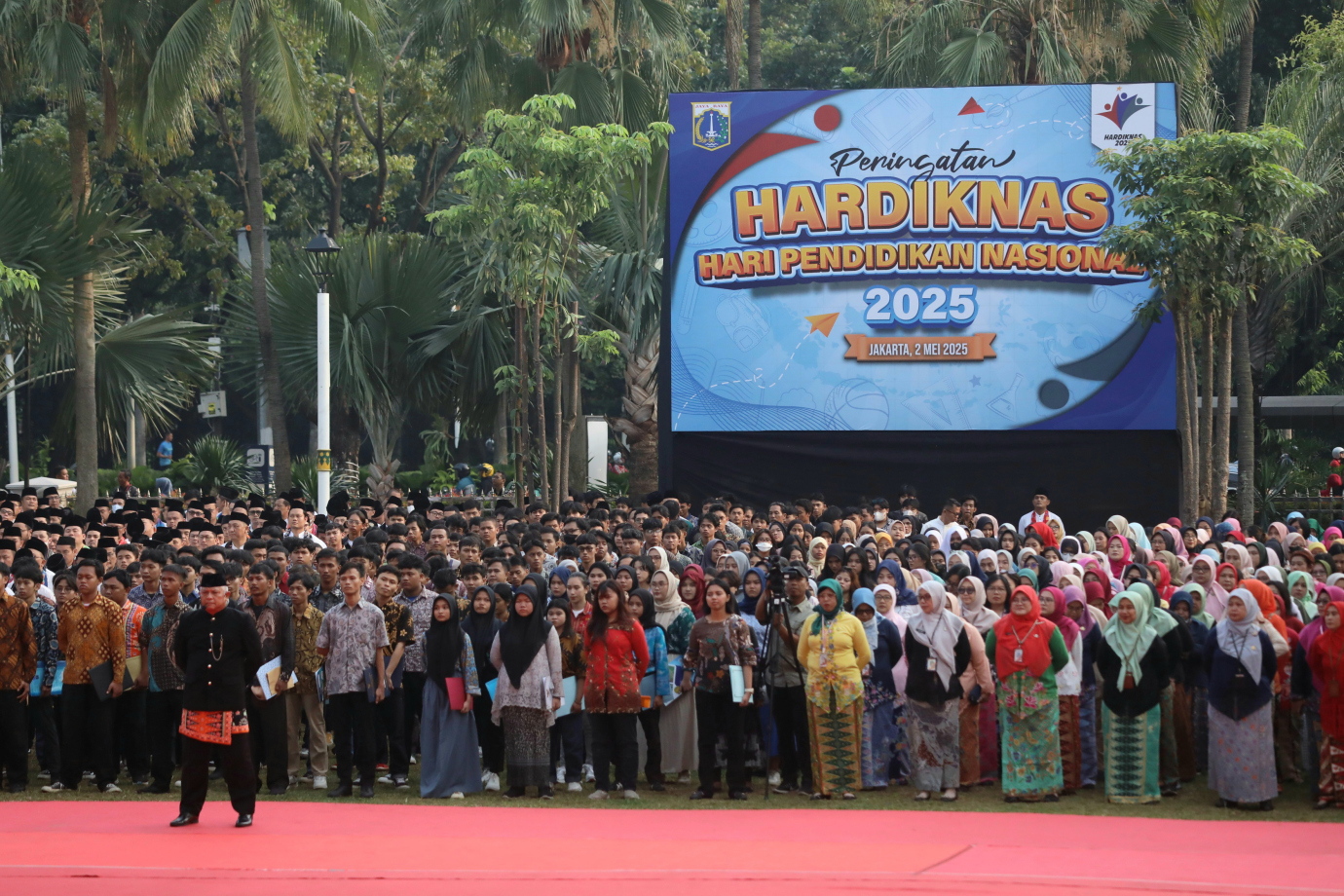 1 Gubernur Menghadiri Upacara Hardiknas 2025_1.jpg