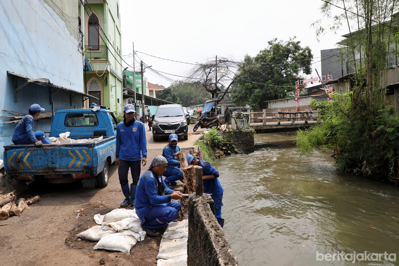 1.Satpel SDA Kecamatan Makasar Perbaiki Turap Longsor.jpg