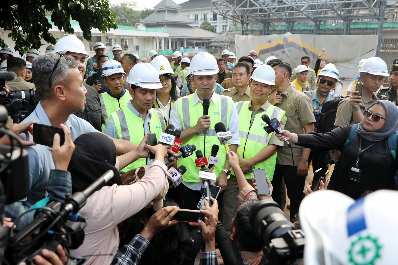 5.Pj Gubernur Bersama Wapres Tinjau Pembangunan Cibubur Youth Elite Sport Center.jpg