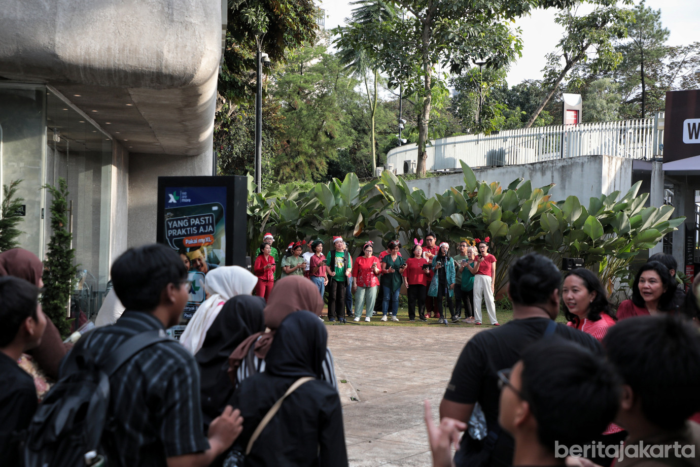 2.ASN Jaksel Meriahkan Christmas Carol di Taman Literasi (1).jpg