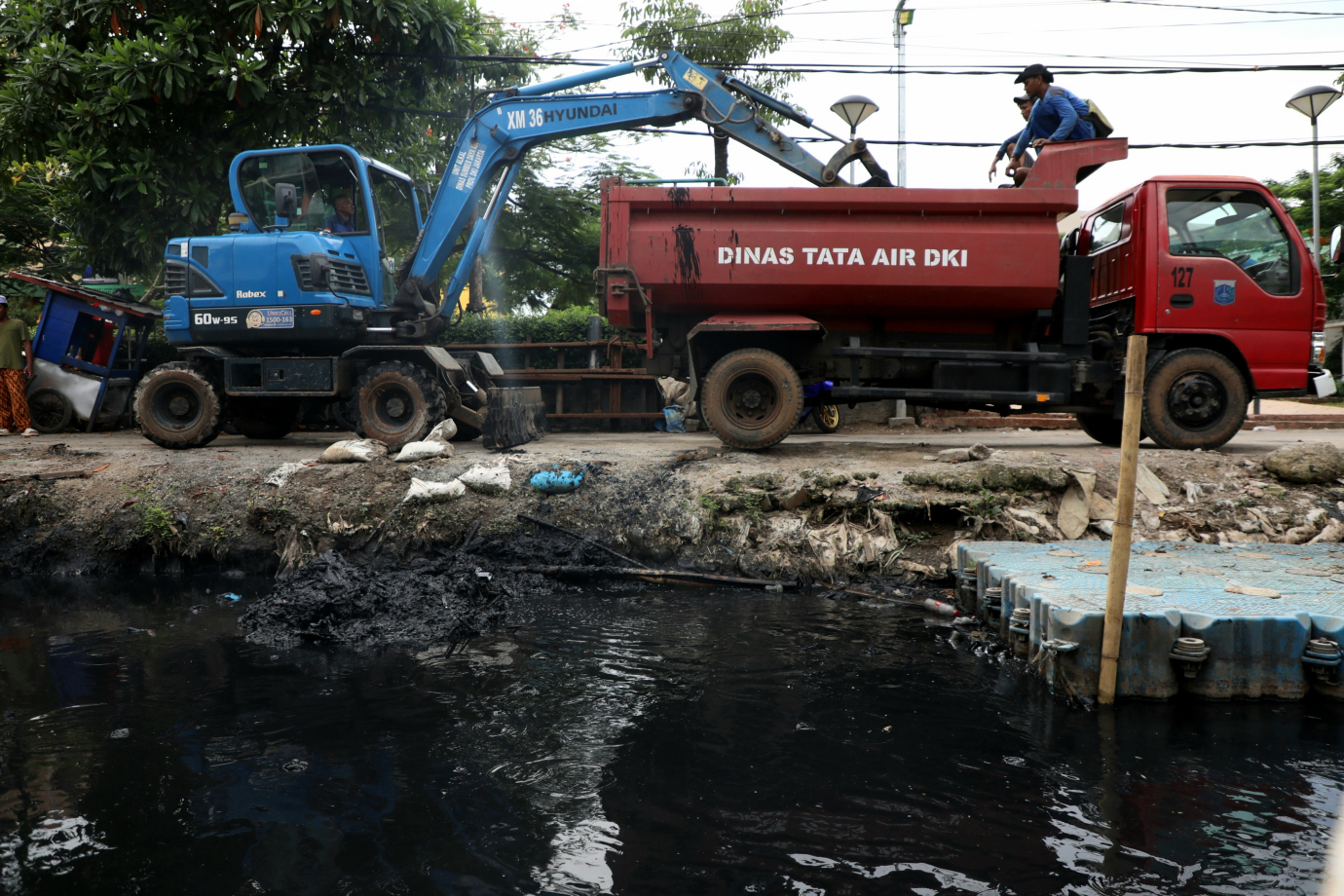 6 SDA Jakarta Utara Keruk Kali Cakung Lama_6.jpg