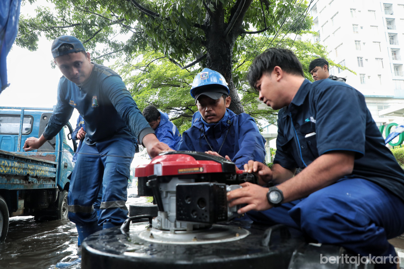 7.Petugas Gabungan Atasi Genangan Jalan DI Panjaitan__.jpg