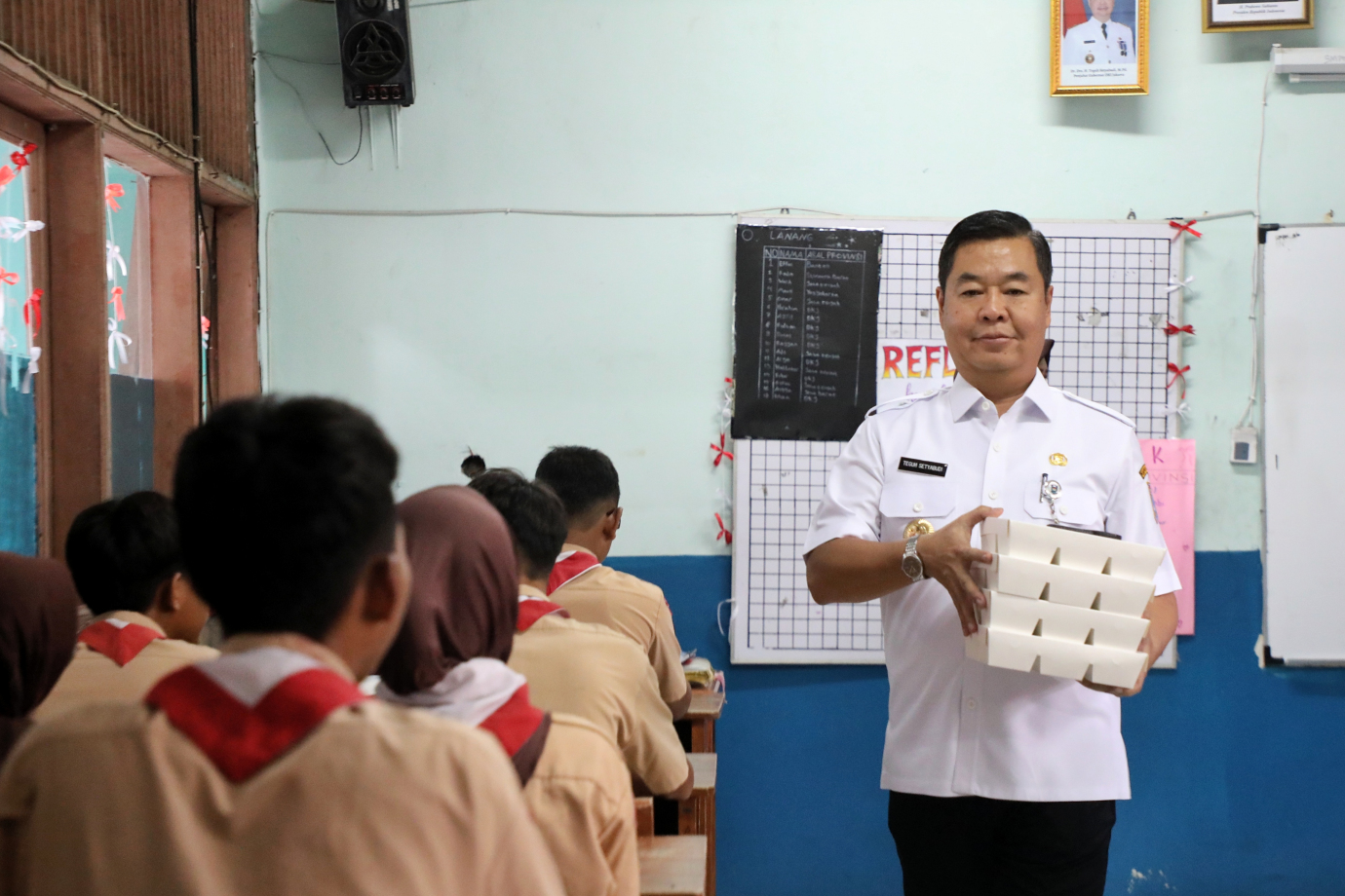 2.Pj Gubernur Bersama Wapres Tinjau Program MBG.jpg