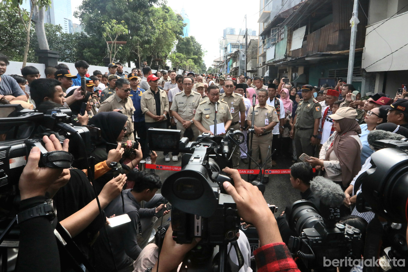 5 Gubernur Tinjau Hasil Perbaikan Jalan di Karet Tengsin_5.jpg