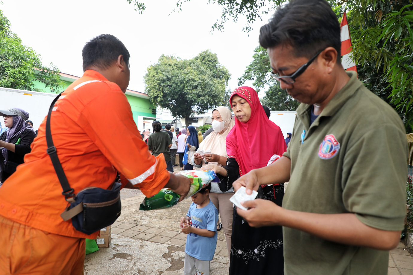 3.Ratusan Warga Kebon Pala Manfaatkan Program Pangan Bersubsidi .jpg