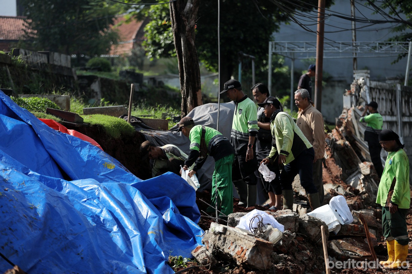 3.Penanganan Longsor TPU Jeruk Purut.jpg