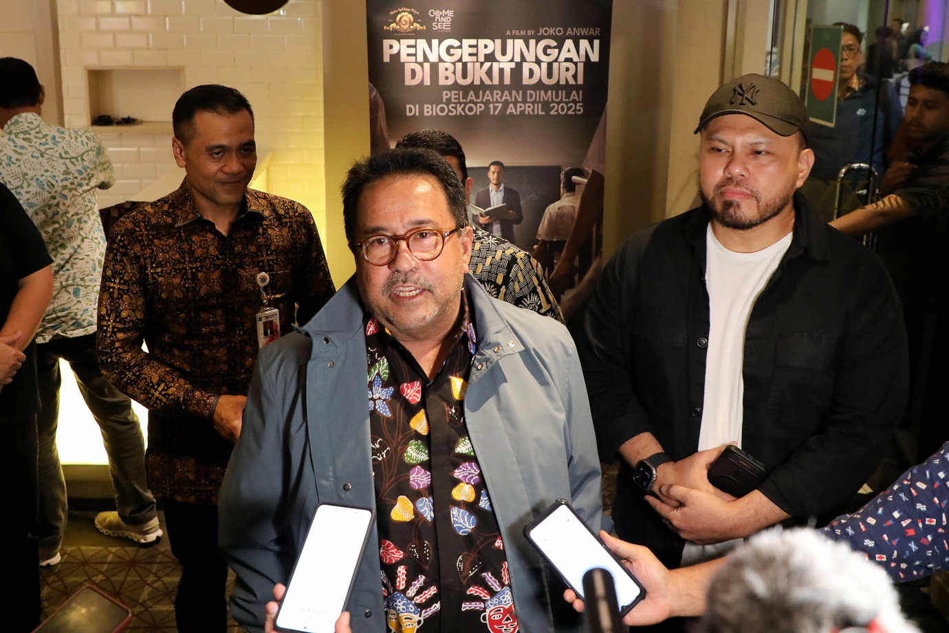 8.Rano Karno Ajak PPSU dan Damkar Nonton Bareng Film Pengepungan Bukit Duri.jpg