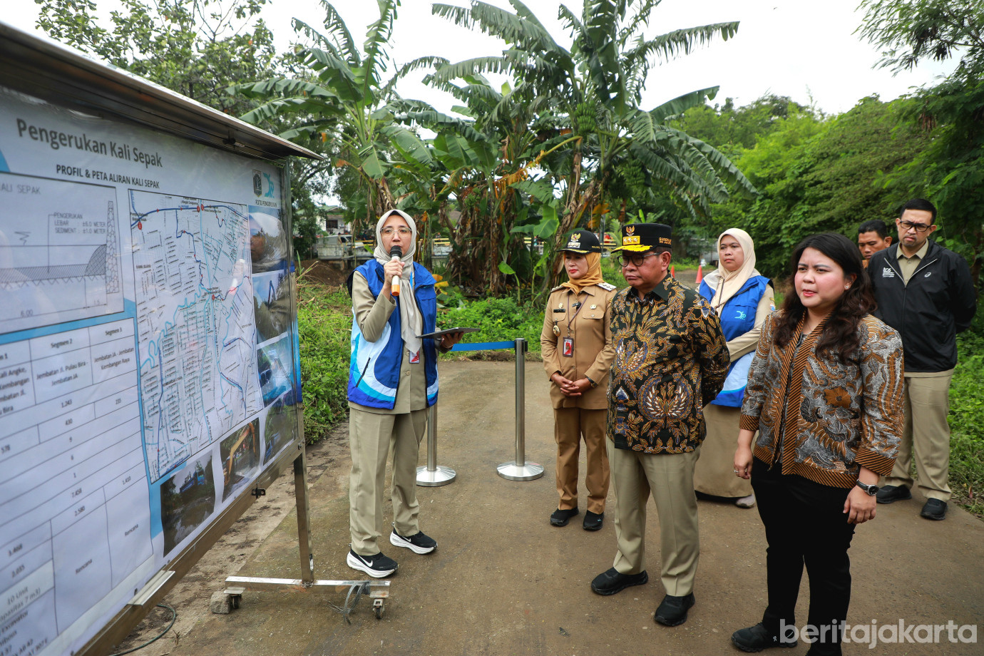 2gubernur cek kali.jpg