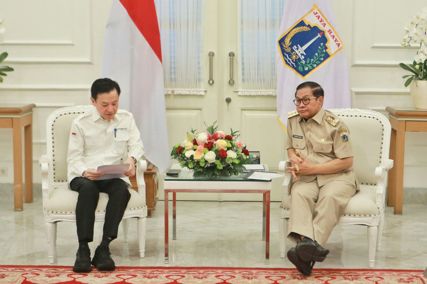 1 gub terima bantuan perahu.jpg