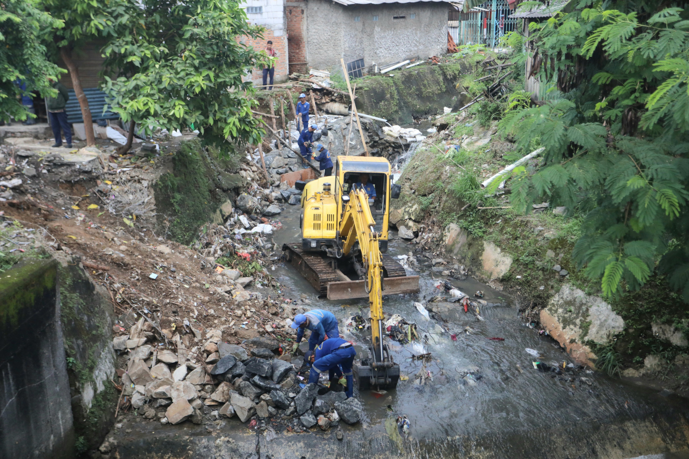 6 Satpel SDA Cakung Perbaiki Turap Longsor di PHB Cibening_6.jpg