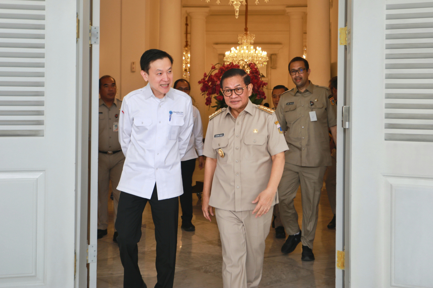 4 gub terima bantuan perahu.jpg