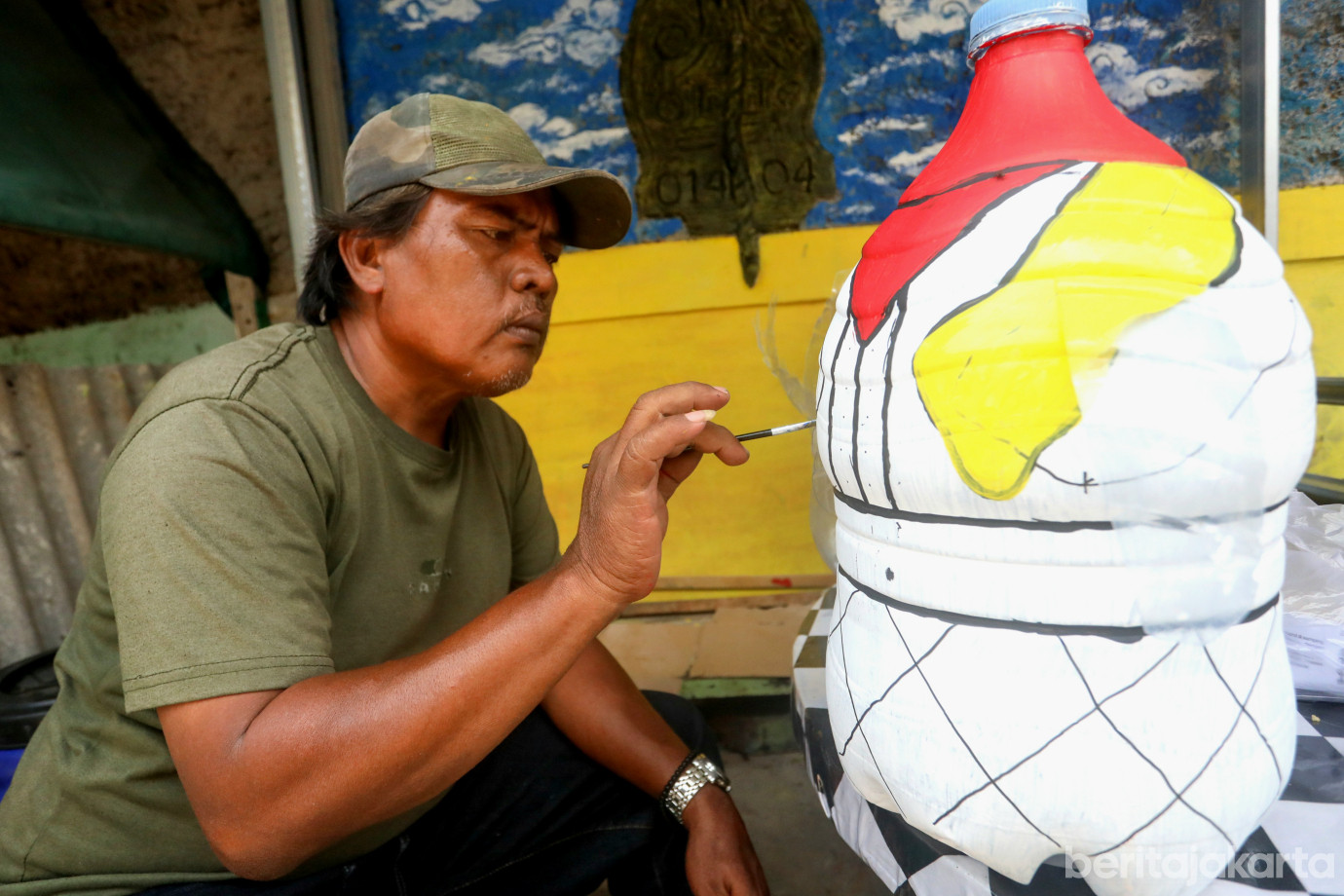 3 Warga RT 014 Semper Barat Sulap Botol Bekas Jadi Karya Kreatif_3.jpg