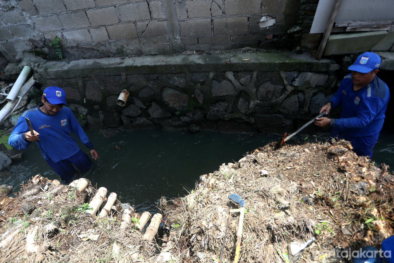 5 Petugas SDA Bongkar Akar Bambu yang Halangi Aliran Kali Phb Amelia_5.jpg