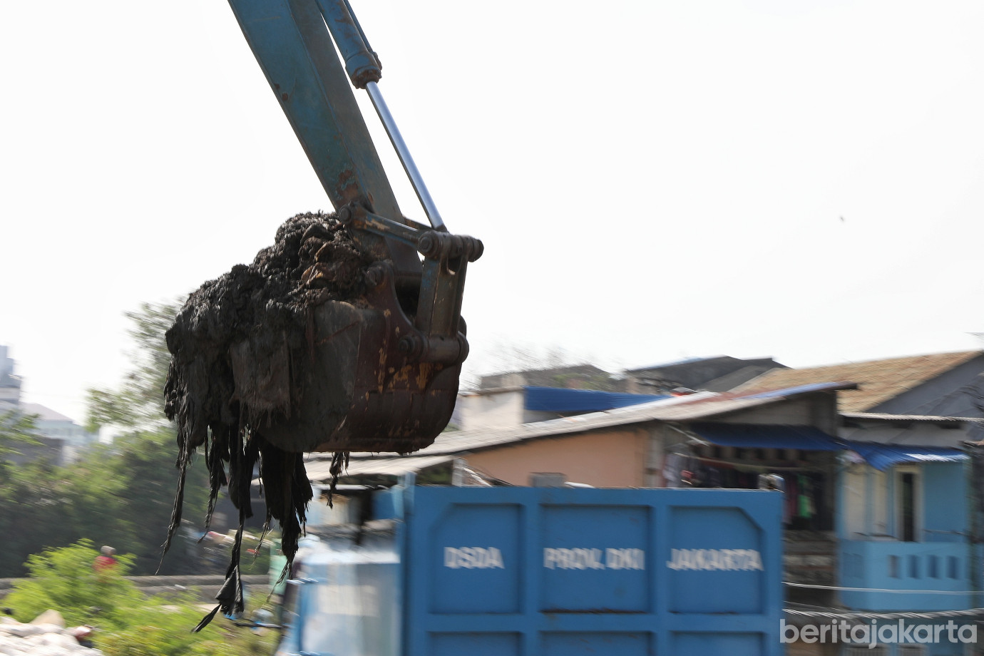 4.Sudin SDA Jakarta Selatan Keruk Kali Ciliwung Segmen Rawajati.jpg
