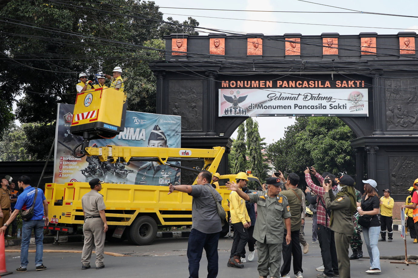 2.Puluhan Personel Gabungan Tertibkan  Kabel Utilitas di Lubang Buaya.jpg