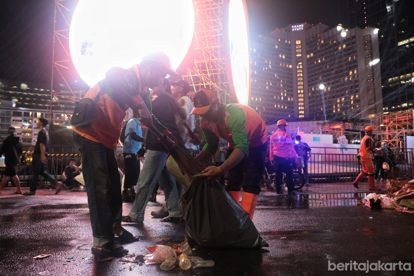 6.Pembersihan Sampah Perayaan Malam Tahun Baru Ditarget Rampung Pagi.jpg