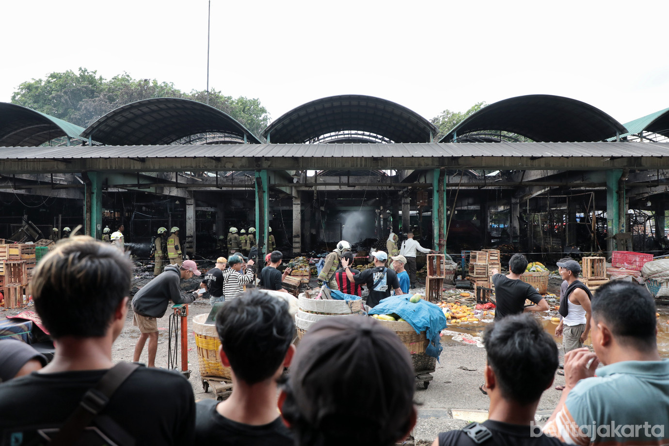 3.95 Personil Gulkarmat Dikerahkan Atasi Kebakaran Pasar Induk Kramat Jati .jpg