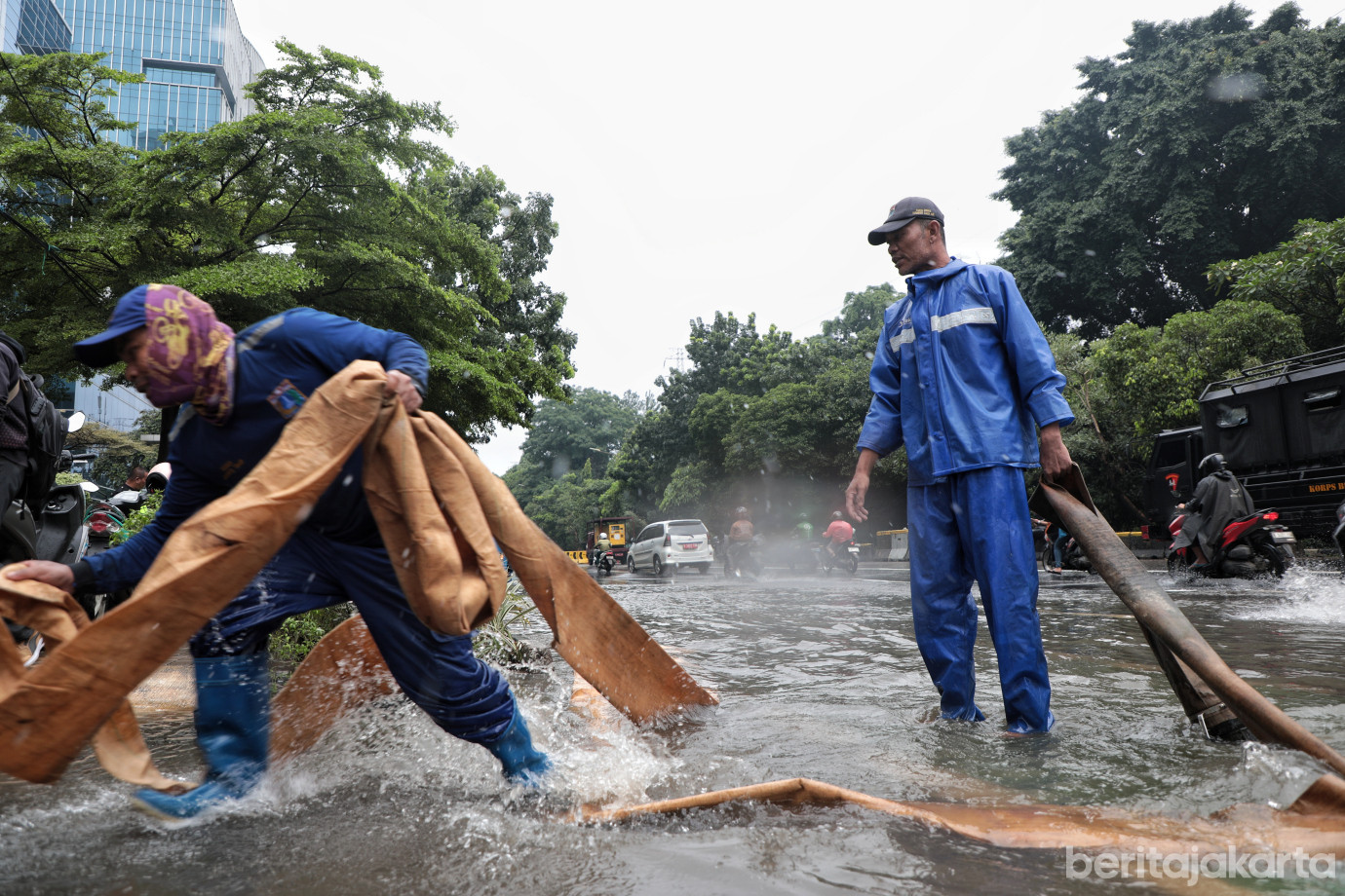 8.Petugas Gabungan Atasi Genangan Jalan DI Panjaitan__.jpg