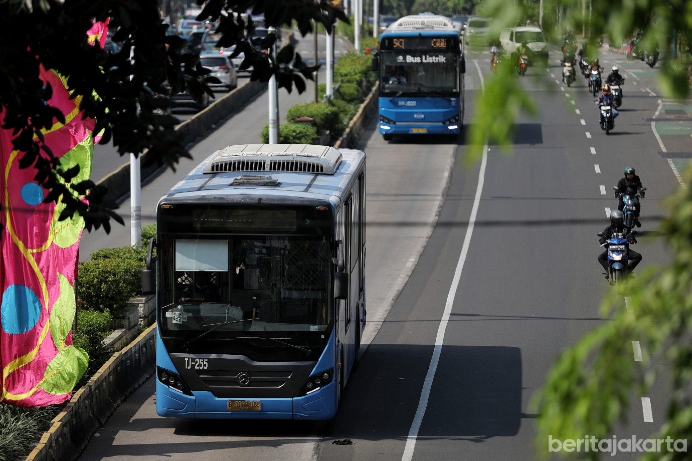 7.Transjakarta Kembali Beroperasi Normal.jpg
