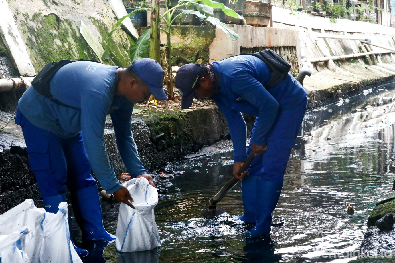 2 Cegah Genangan, SDA Jakpus Kuras Saluran PHB Keroncong_2.jpg